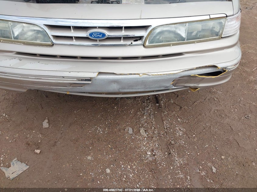 1997 FORD CROWN VICTORIA auction photo 6