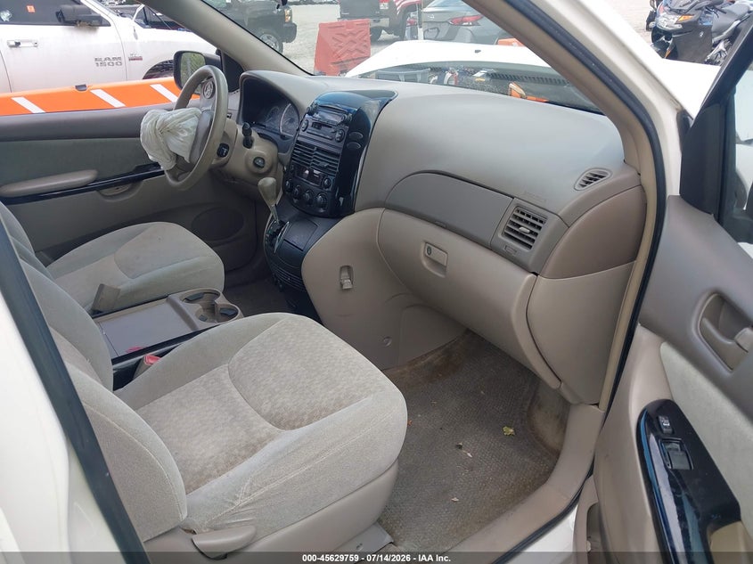 2005 TOYOTA SIENNA auction photo 5