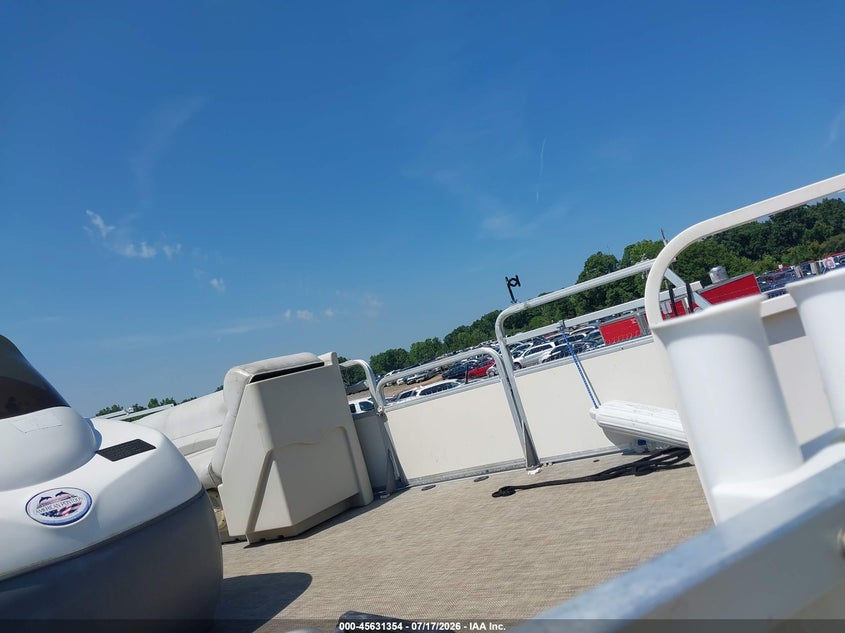 2001 SUNTRACKER PH30 PONTOON BOAT auction photo 5
