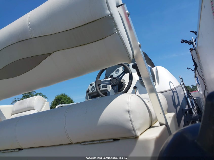 2001 SUNTRACKER PH30 PONTOON BOAT auction photo 7