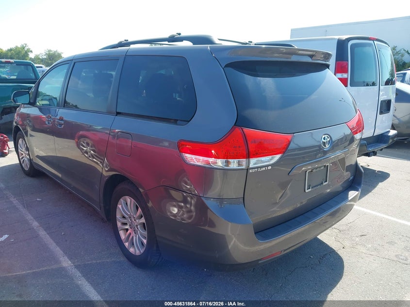 2011 TOYOTA SIENNA auction photo 3