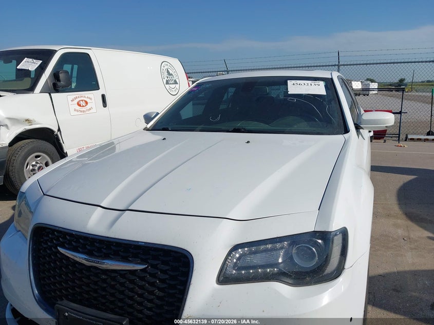2018 CHRYSLER 300 auction photo 6