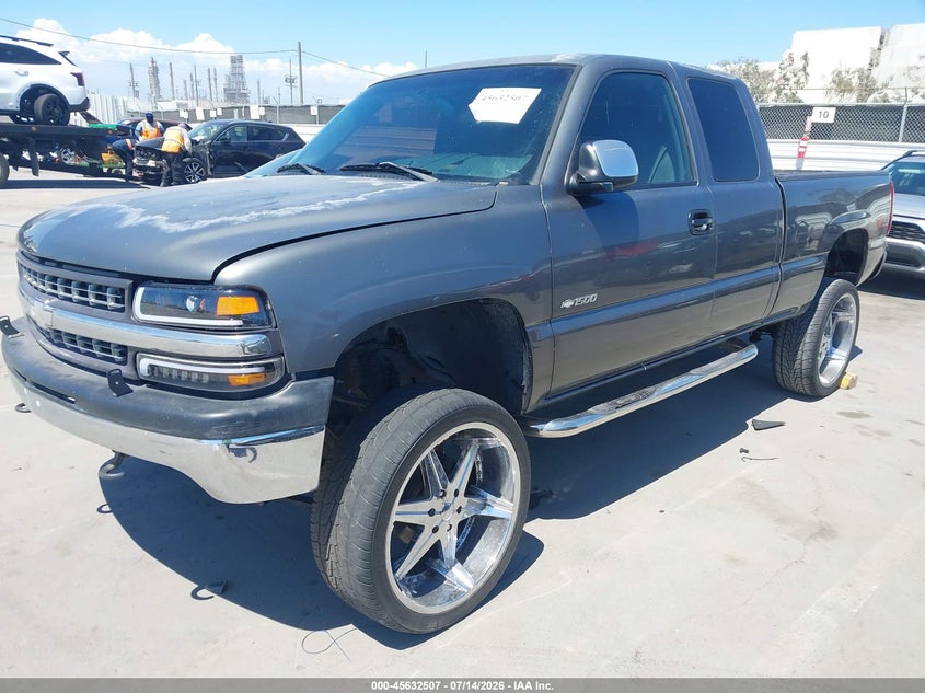 2001 Chevrolet Silverado, Front End, IAAI, VIN 1GCEK19T71E132793 — photo 2