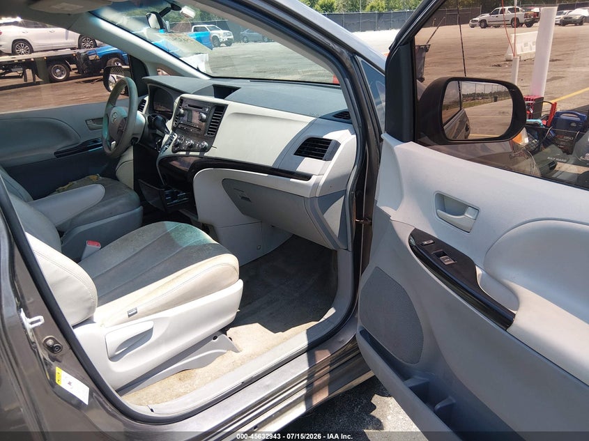 2012 TOYOTA SIENNA auction photo 5