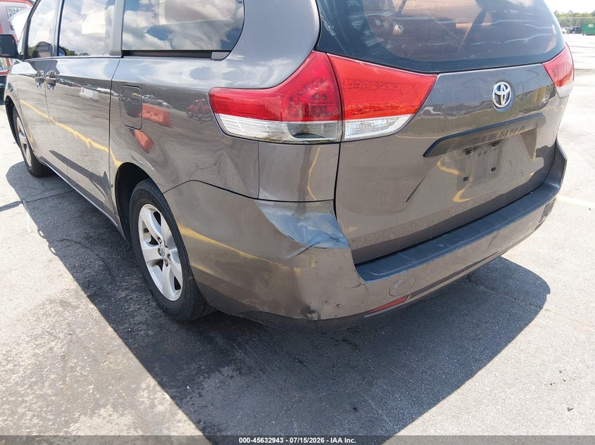 2012 TOYOTA SIENNA auction photo 6