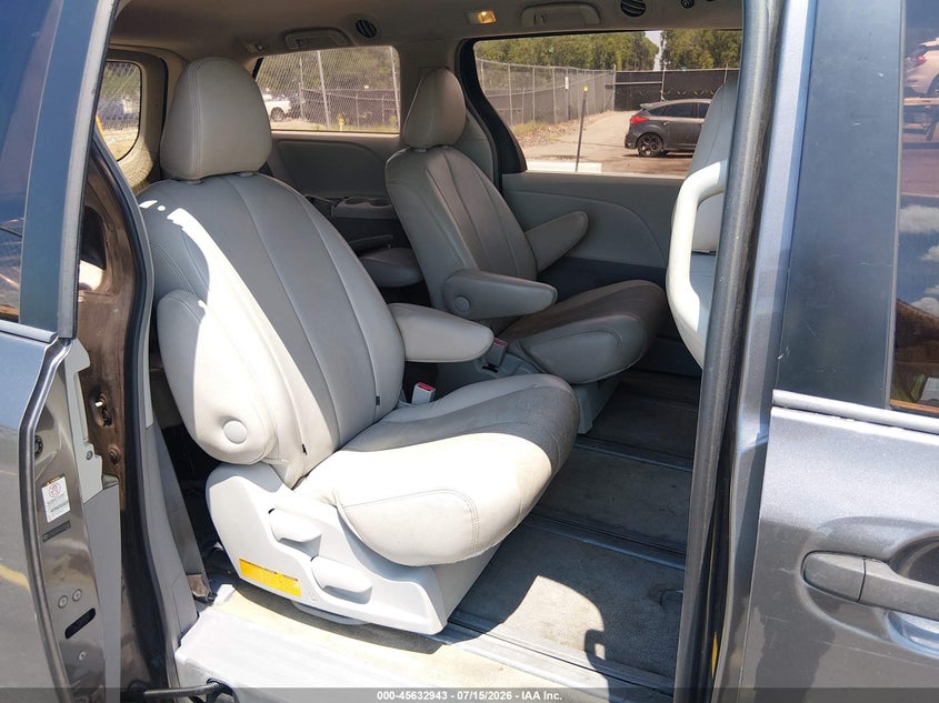 2012 TOYOTA SIENNA auction photo 8