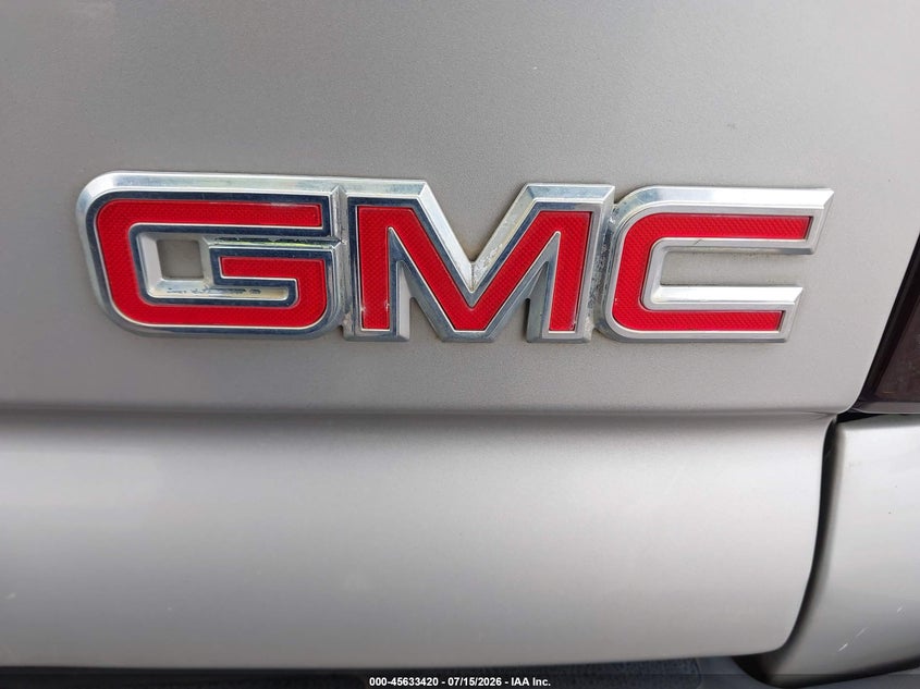 2004 GMC YUKON auction photo 6