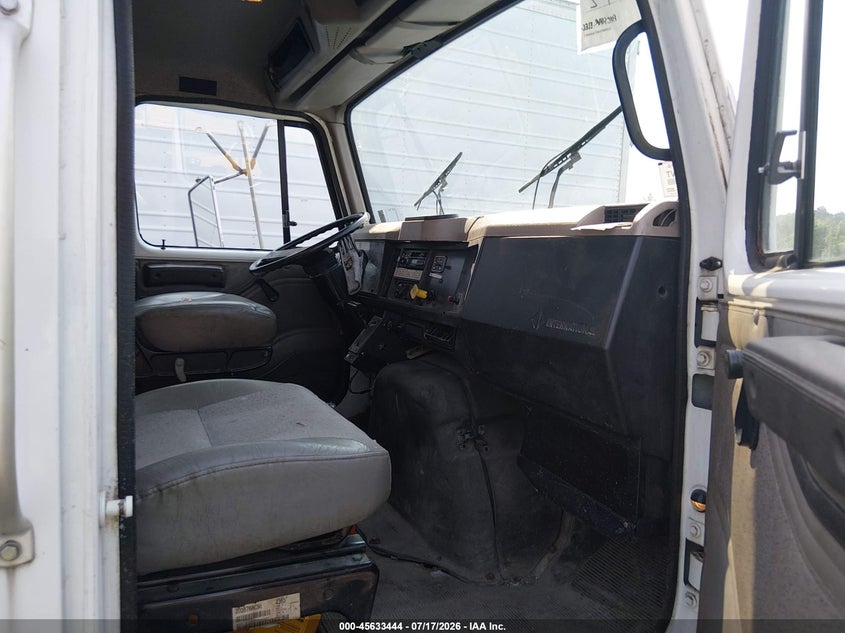 2001 INTERNATIONAL 4000 auction photo 7