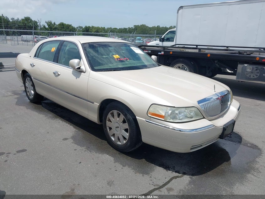 2003 LINCOLN TOWN CAR auction photo 1
