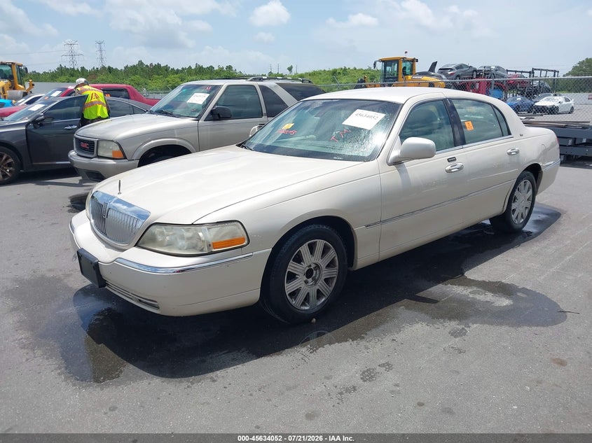 2003 LINCOLN TOWN CAR auction photo 2