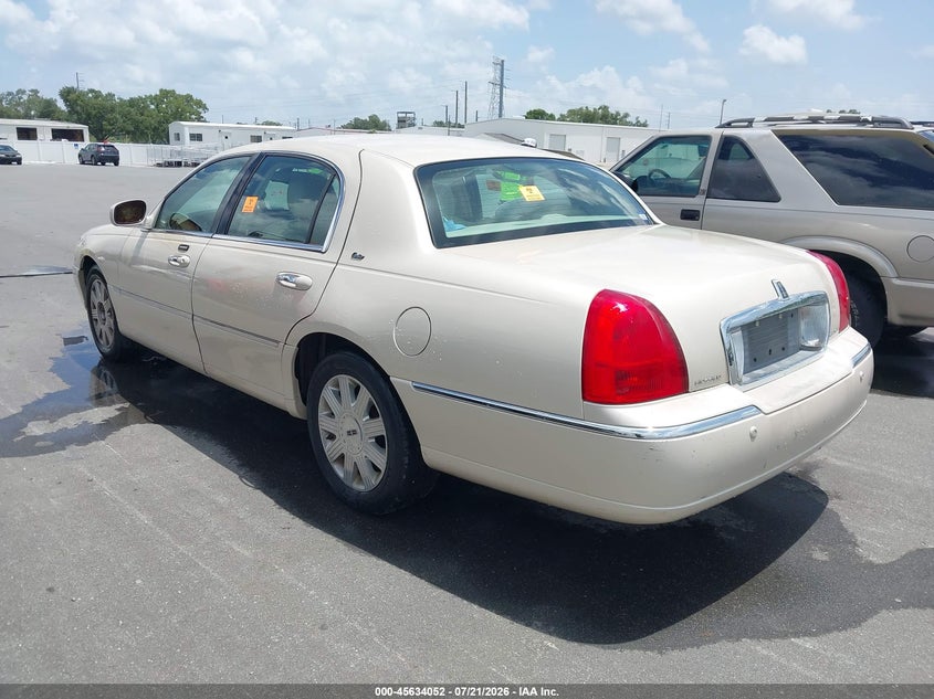 2003 LINCOLN TOWN CAR auction photo 3