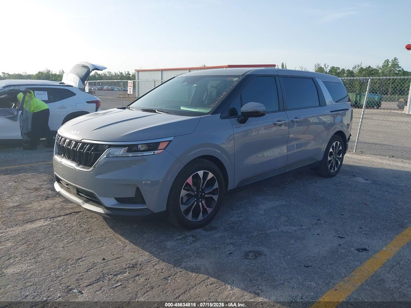 2024 KIA CARNIVAL MPV auction photo 2