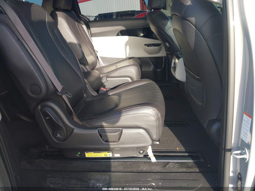 2024 KIA CARNIVAL MPV auction photo 8