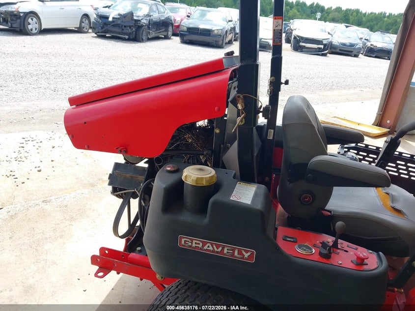 2015 RIDING MOWER 260H auction photo 8