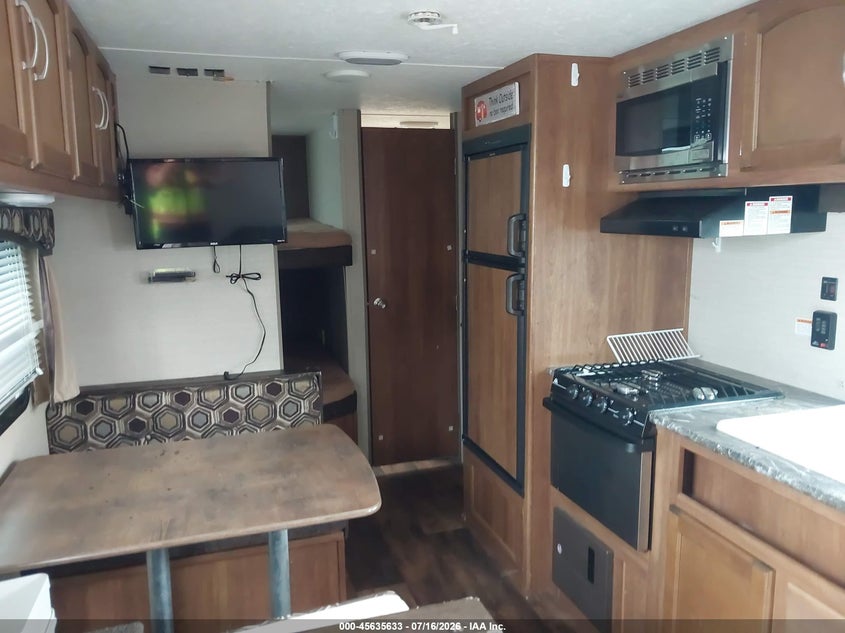 2016 KEYSTONE RV SUMMERLAND 2600TB TRAVEL TRAILER auction photo 8