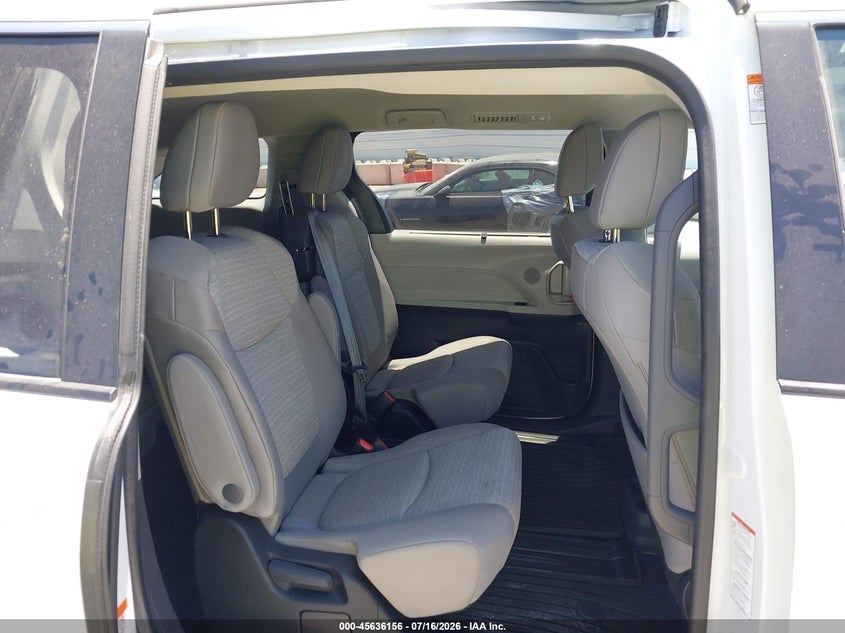 TOYOTA SIENNA - zdjęcie 8