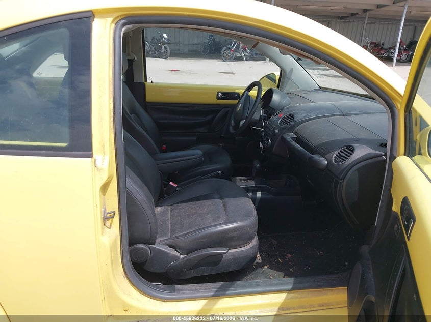 2010 VOLKSWAGEN NEW BEETLE auction photo 5