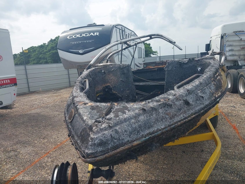 2011 CROWNLINE INBOARD auction photo 6