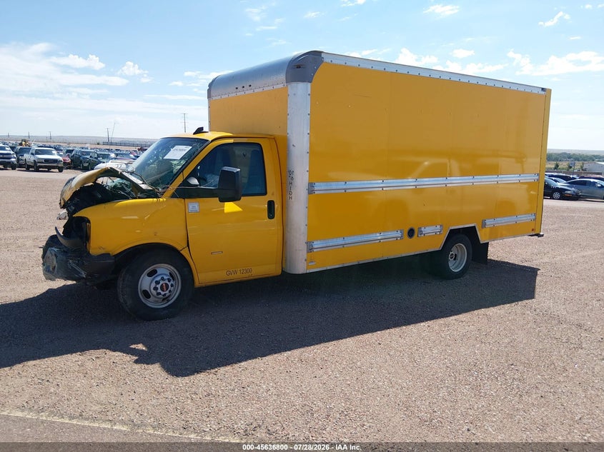 2021 GMC Savana Cutaway Work Van, Engine Burn, IAAI, VIN 7GZ37TC74MN004924 — photo 2