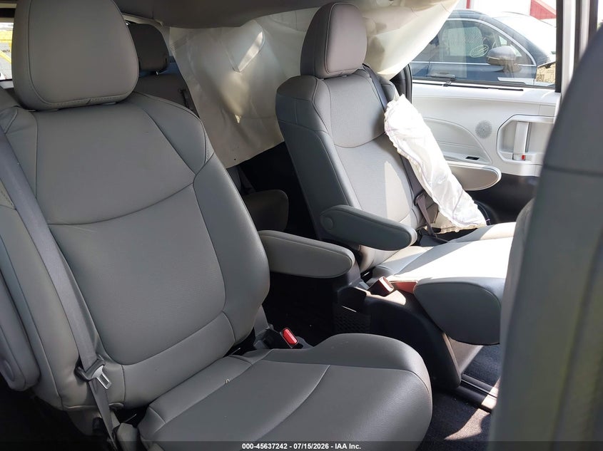 TOYOTA SIENNA - zdjęcie 8