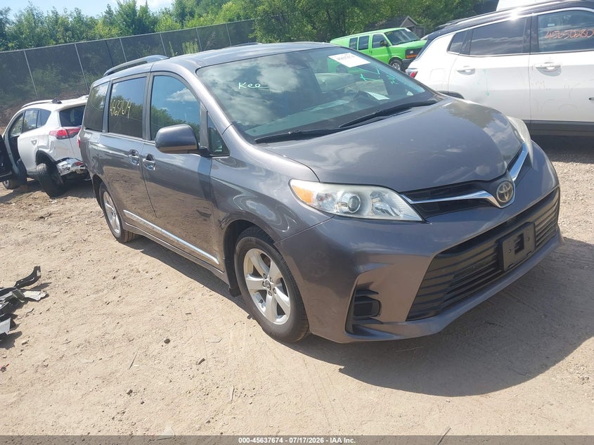 2018 TOYOTA SIENNA auction photo 1