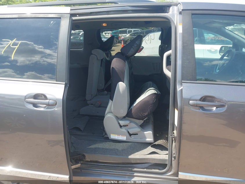 2018 TOYOTA SIENNA auction photo 8