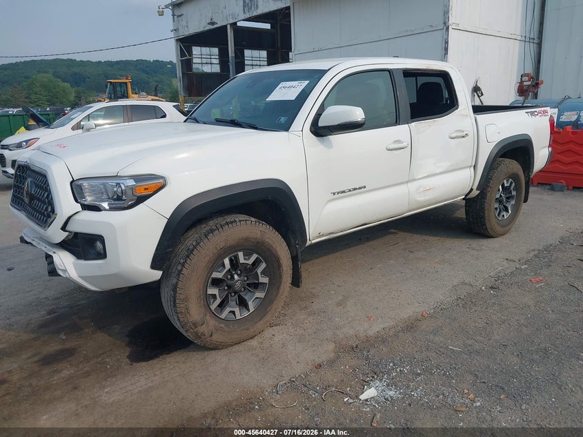 2018 TOYOTA TACOMA auction photo 2