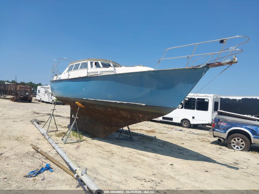 1976 BENETEAU EVASION 32' SAILBOAT auction photo 1