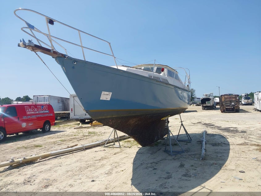 1976 BENETEAU EVASION 32' SAILBOAT auction photo 2