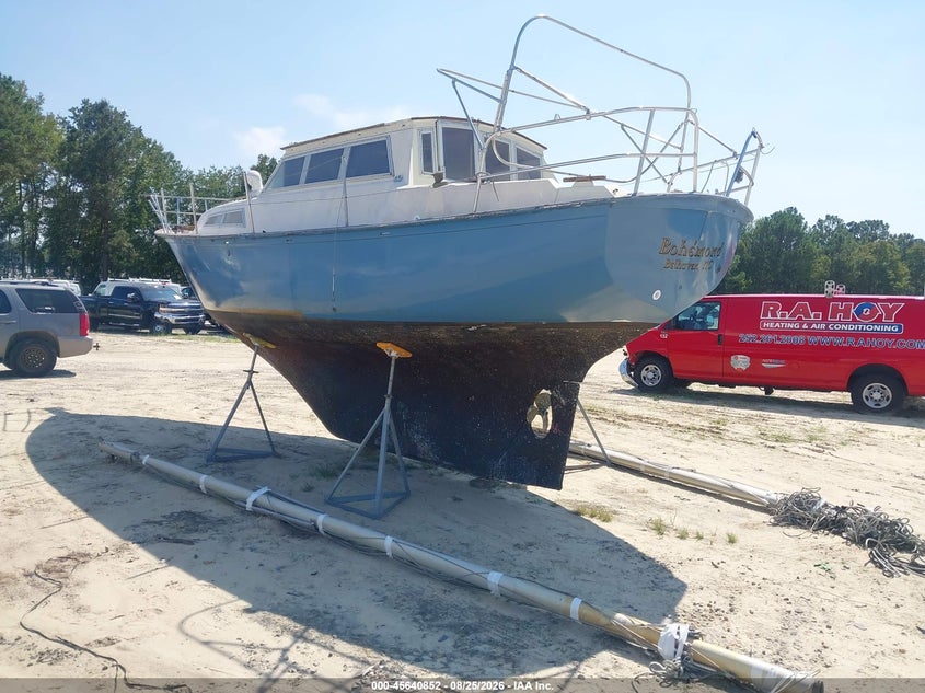 1976 BENETEAU EVASION 32' SAILBOAT auction photo 3