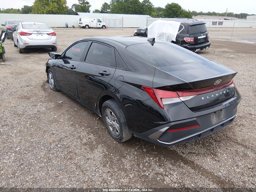 2024 HYUNDAI ELANTRA auction photo 3