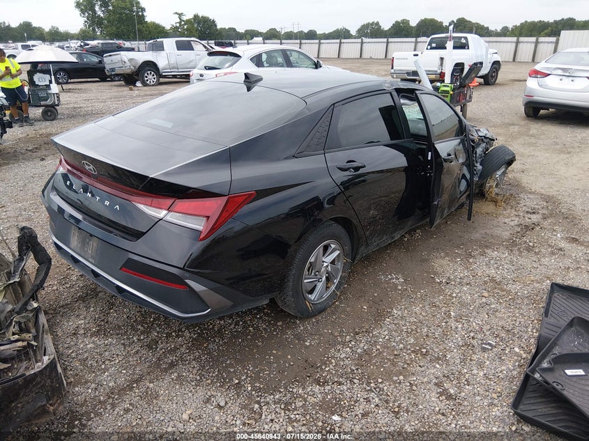 2024 HYUNDAI ELANTRA auction photo 4