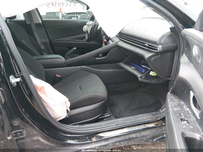 2024 HYUNDAI ELANTRA auction photo 5