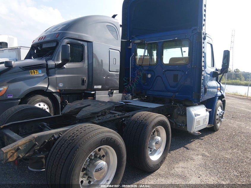 2015 FREIGHTLINER CASCADIA 113 auction photo 3
