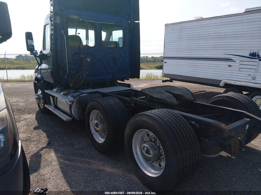 2015 FREIGHTLINER CASCADIA 113 auction photo 4