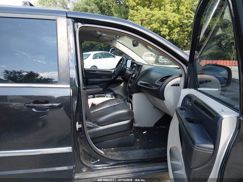 2014 CHRYSLER TOWN & COUNTRY auction photo 5