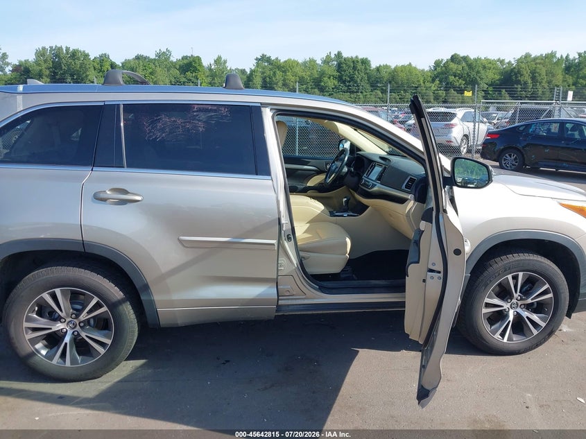 2016 TOYOTA HIGHLANDER auction photo 5