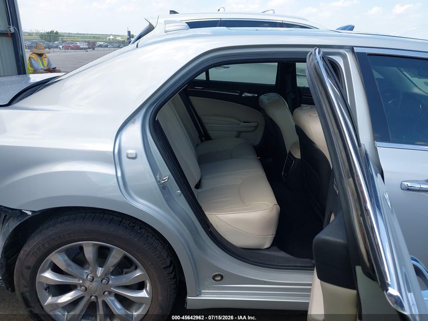 2019 CHRYSLER 300 auction photo 8