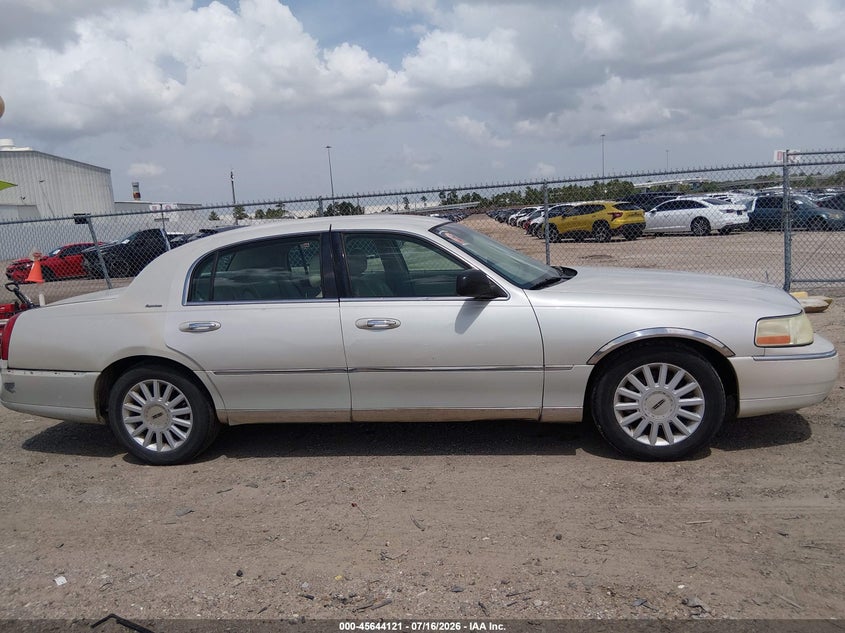 2005 Lincoln Town Car Signature VIN: 1LNHM81W75Y601578 Lot: 45644121