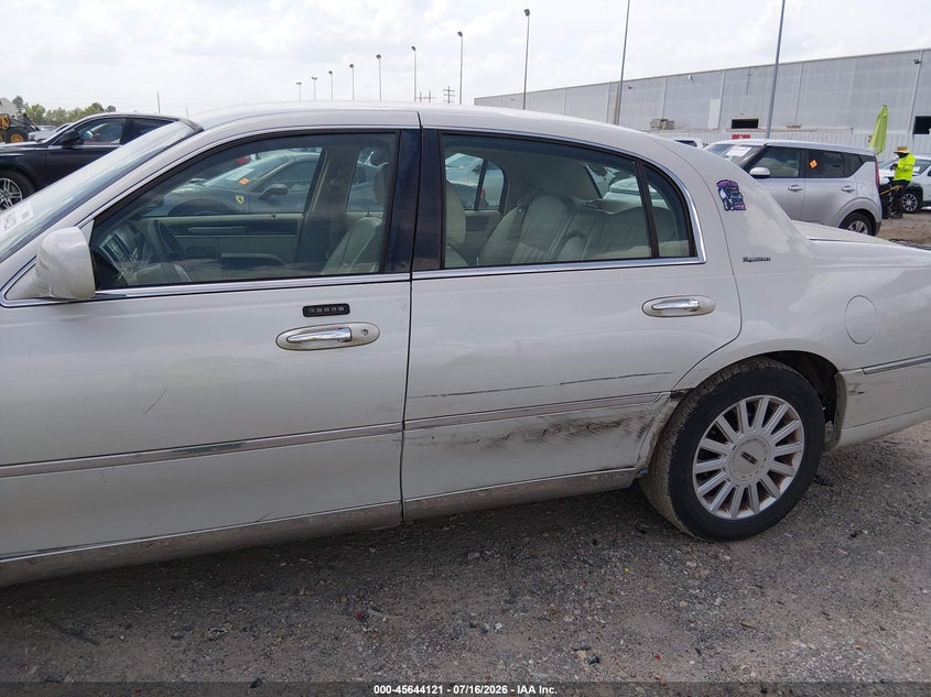 2005 Lincoln Town Car Signature VIN: 1LNHM81W75Y601578 Lot: 45644121