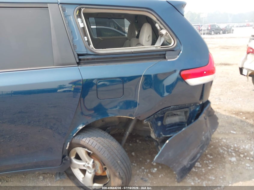 2011 TOYOTA SIENNA auction photo 6