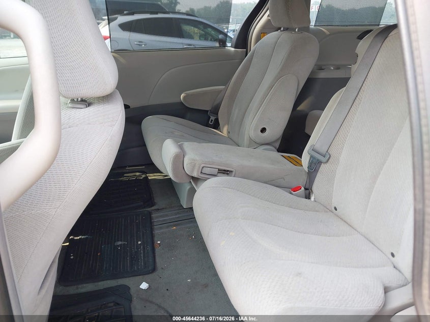 2011 TOYOTA SIENNA auction photo 8