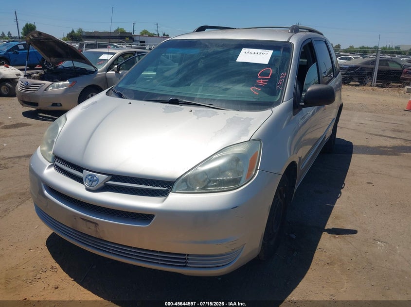 2004 TOYOTA SIENNA auction photo 2