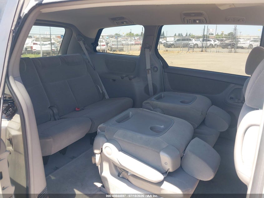 2004 TOYOTA SIENNA auction photo 8