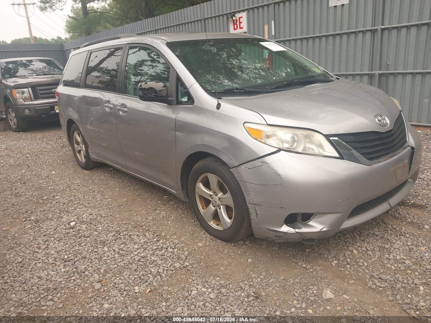 2012 Toyota Le V6 8 Passenger