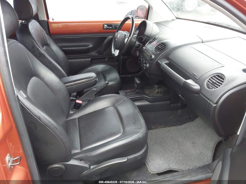 2010 VOLKSWAGEN NEW BEETLE auction photo 5