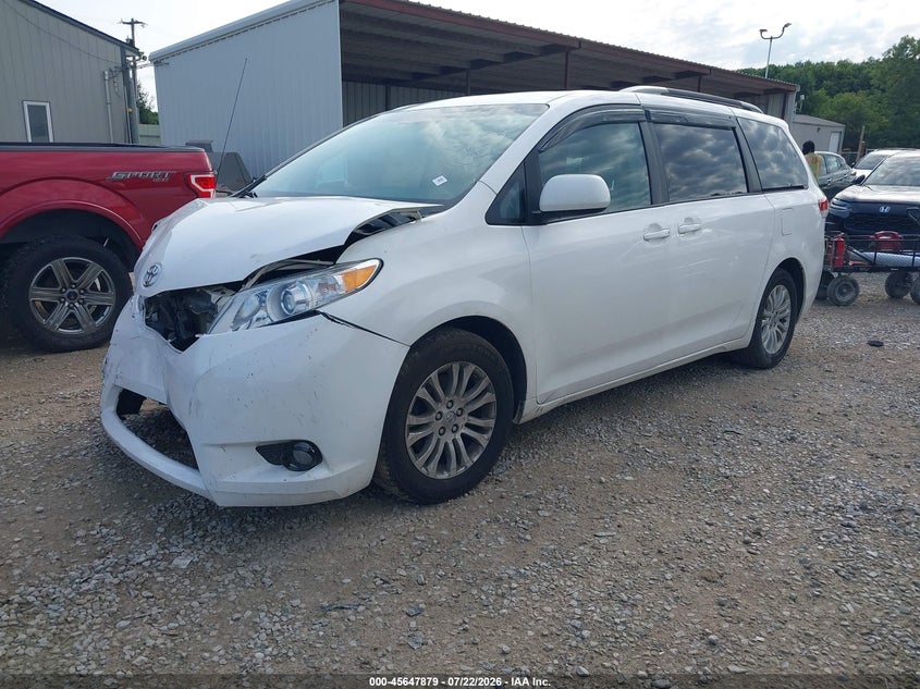 2013 Toyota Sienna, Front End, IAAI, VIN 5TDYK3DC4DS368736 — photo 2