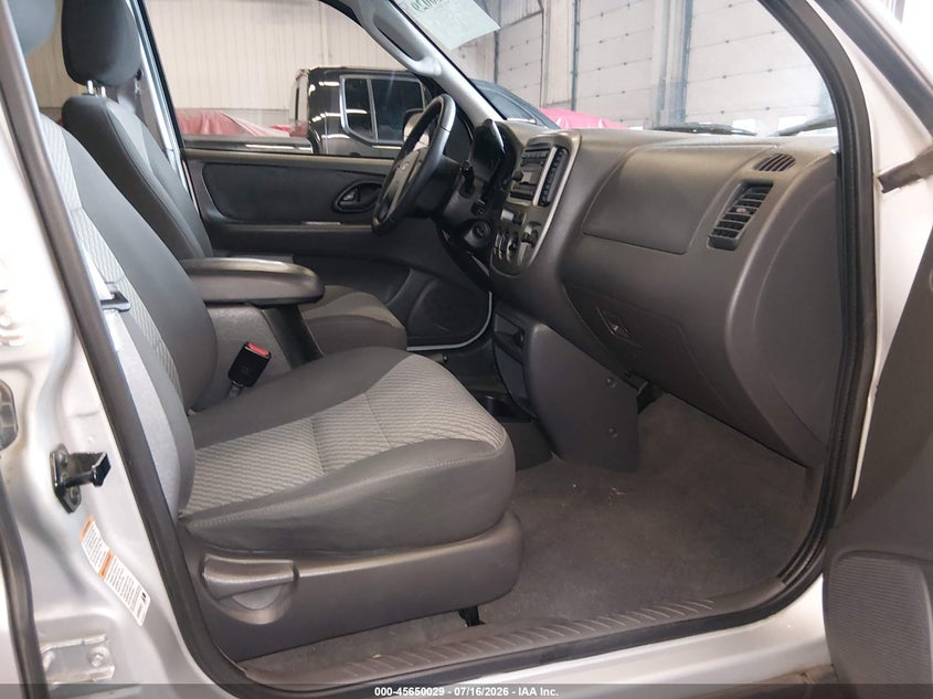 2004 FORD ESCAPE auction photo 5