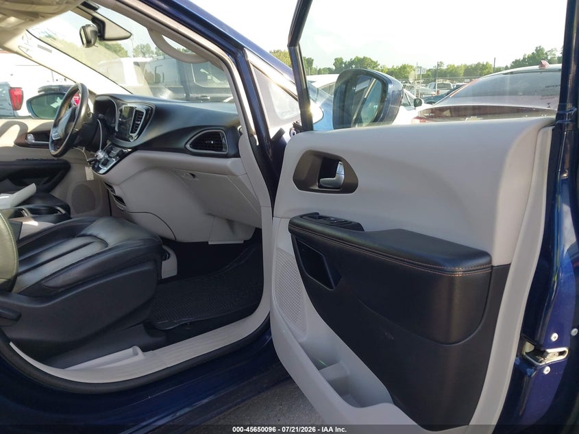 2017 CHRYSLER PACIFICA auction photo 5