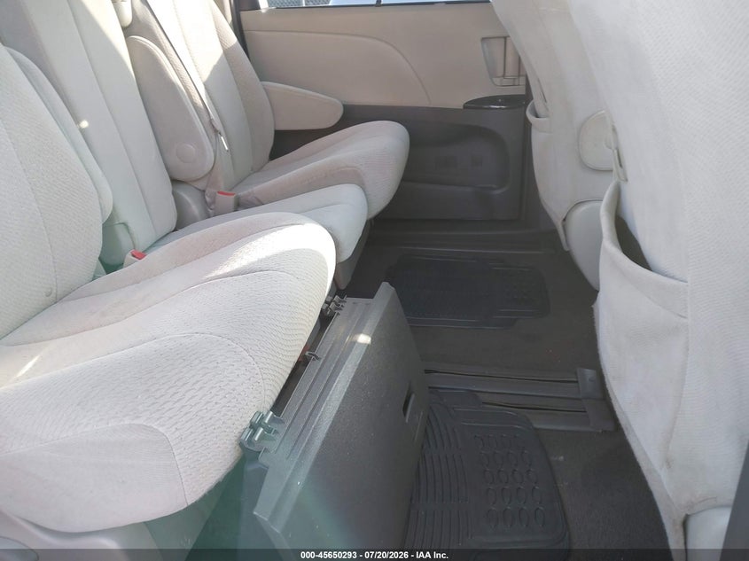 2011 TOYOTA SIENNA auction photo 8